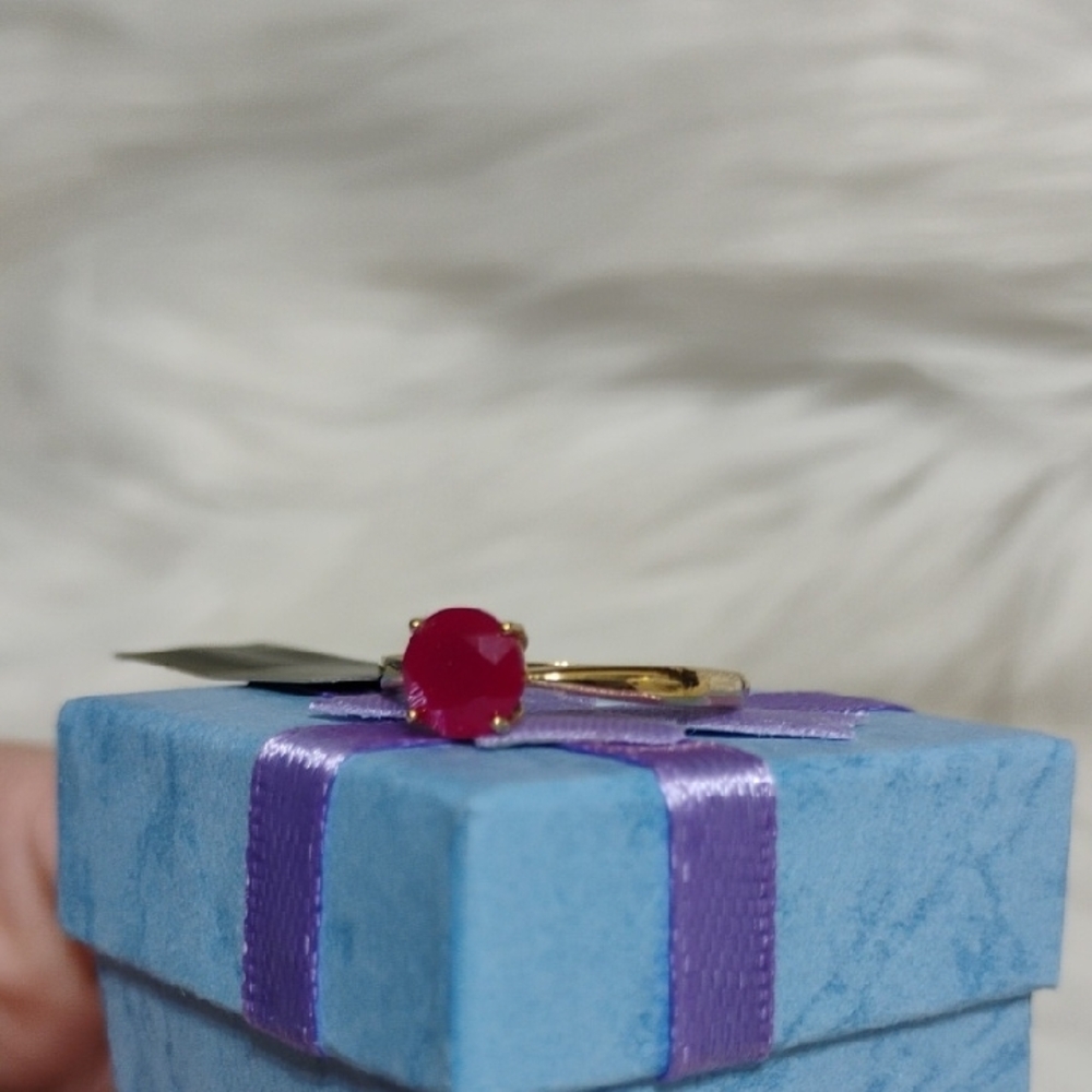 SALE! Elegant 10kt Solid Gold & Genuine 1.06 CTS Ruby Solitaire Ring - Picture 10 of 15